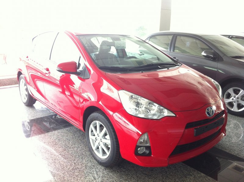 Prius C red