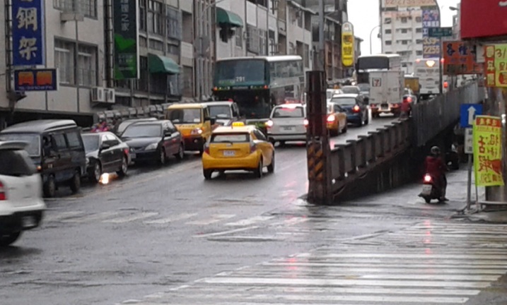 爬上了陸橋,消失在車陣中!