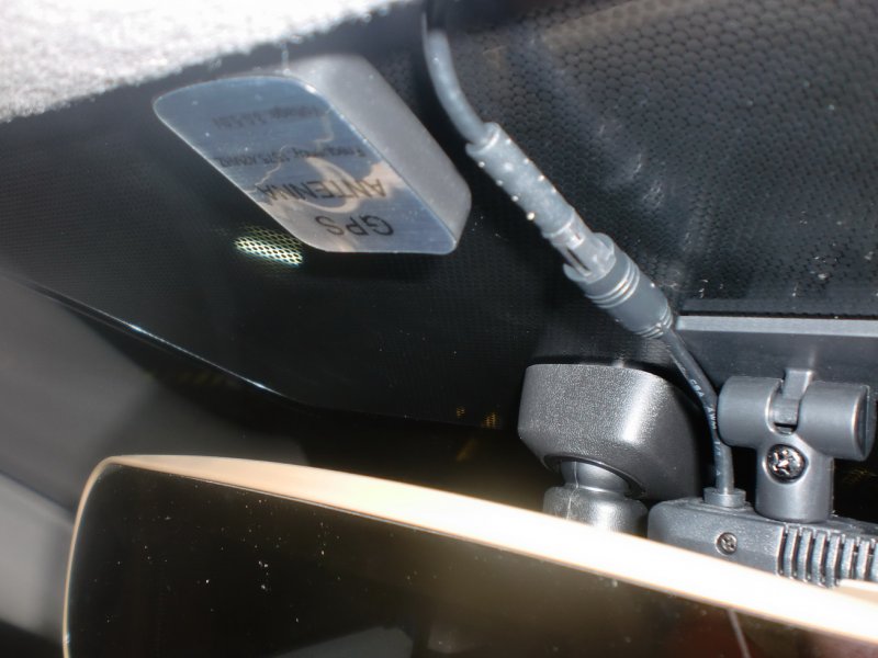 GPS及行車紀錄器,在後視鏡前方