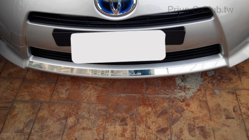 Prius C Club 專屬六件式鍍鉻飾版--前保桿