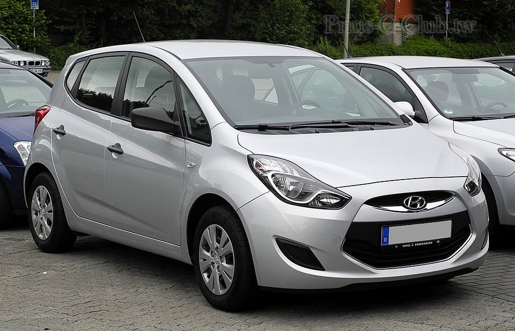1024px-Hyundai_ix20_1.4_Classic_–_Frontansicht,_13._Juni_2011,_Heiligenhaus.jpg