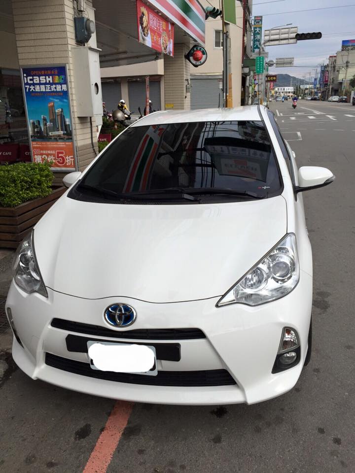TOYOTA Prius C (雪貂白)