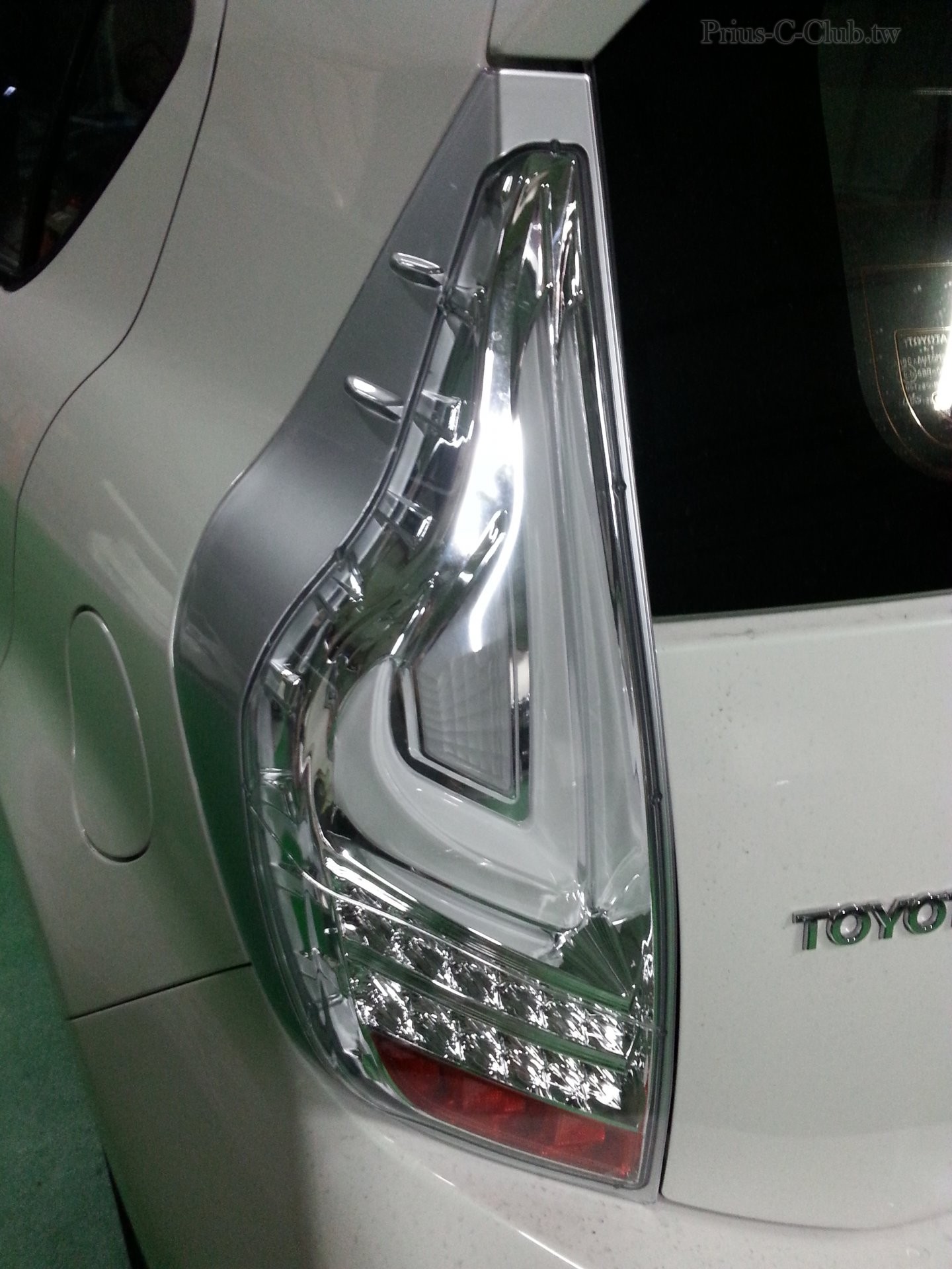 煞車時L型LED包起來的中間燈才會亮