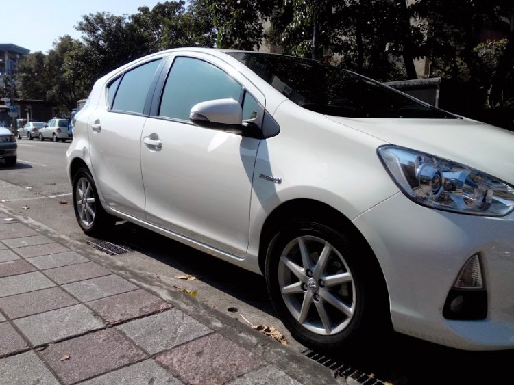 自售Prius C 雪白 2013.10交車 2014年式
