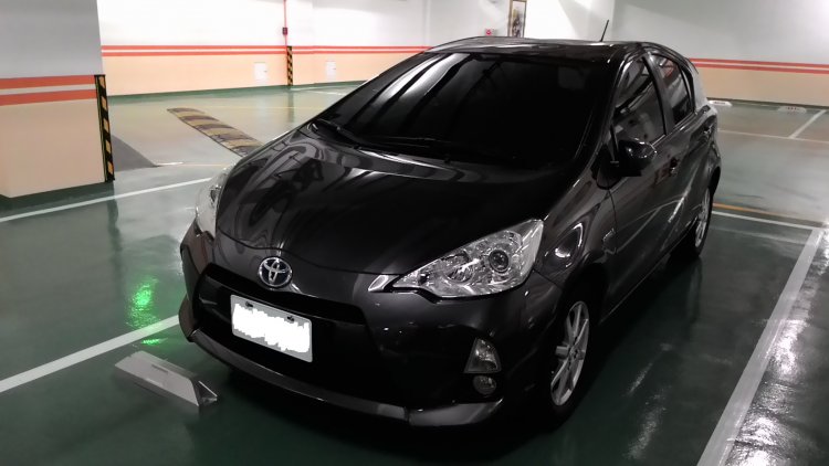 Prius c 灰色 2013年式