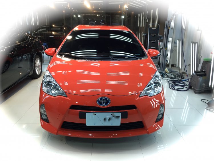 Prius C 摩登橘