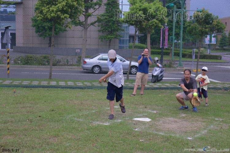 飛禽貢球總統在後