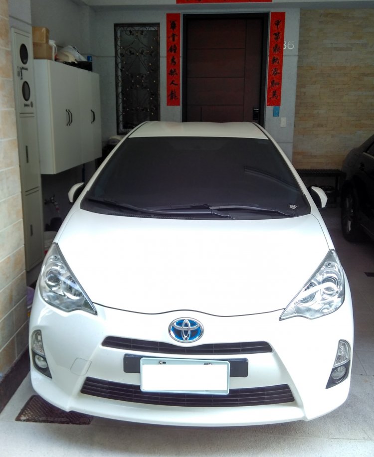 2013 Prius C (蘊綠白)