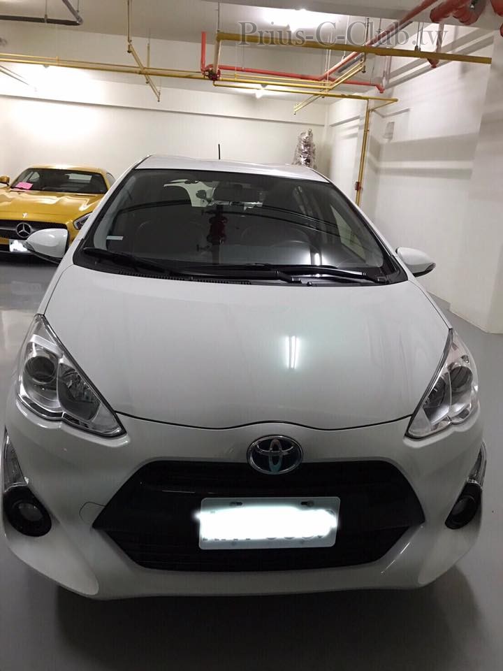 2015年6月領牌 PRIUS C 蘊綠白