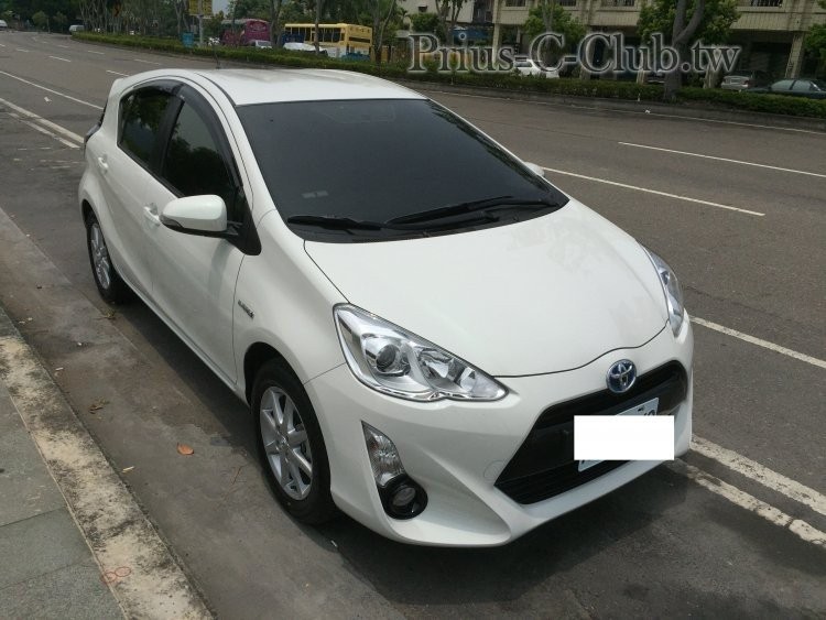 2015年式蘊綠白prius c