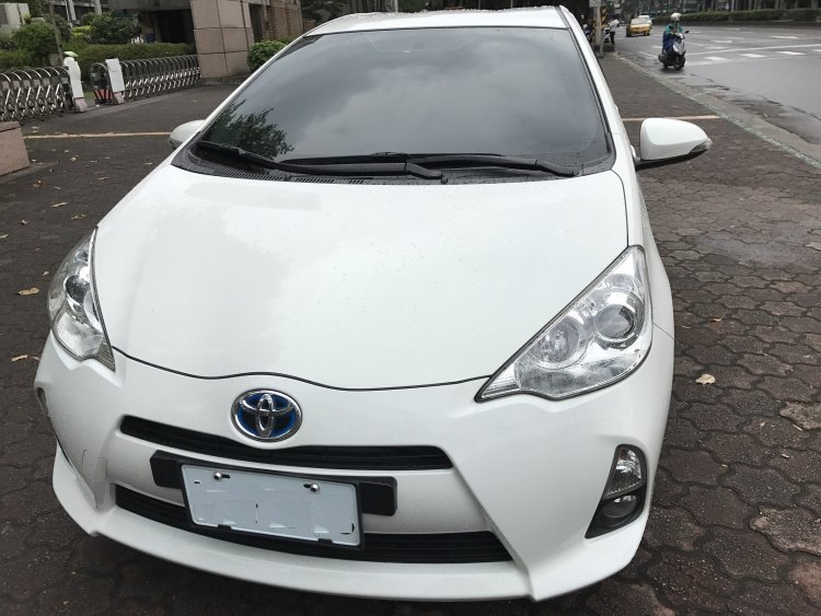 2013 Prius C 蘊綠白