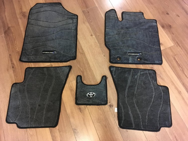 Prius C 2015年 原廠腳踏墊