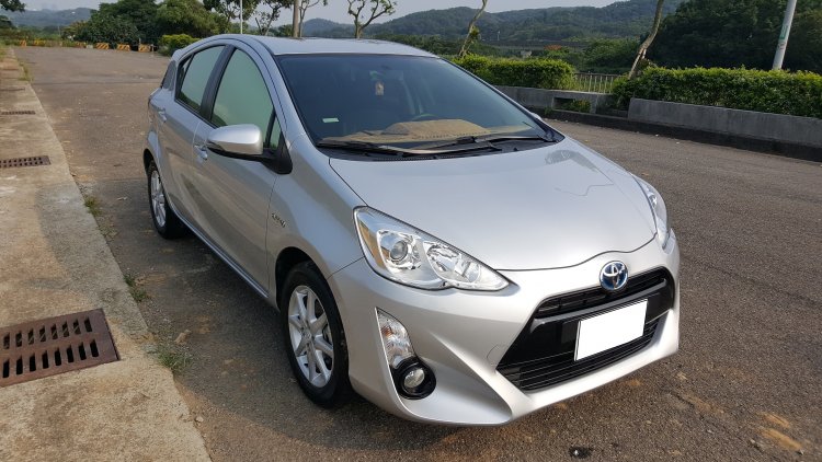 2015年銀色Prius C