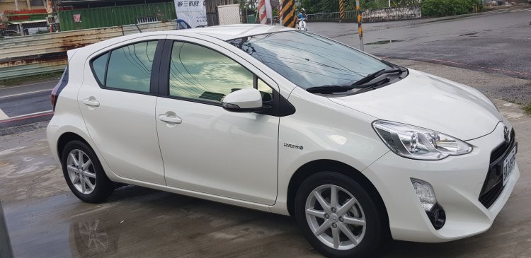 2015年白色Prius C