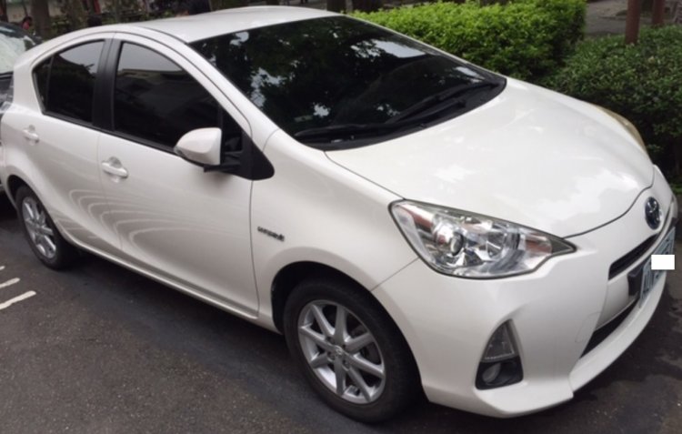 自售 Prius C 白色 2013年