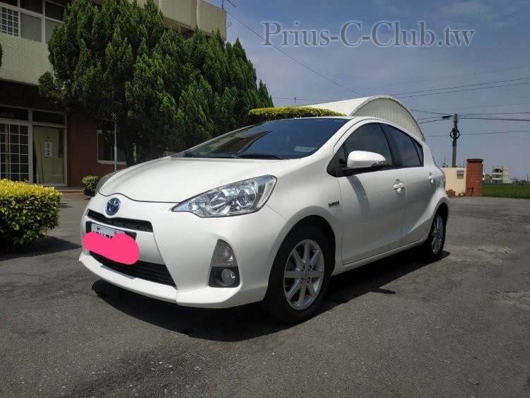 2013年式 白色 PRIUS C