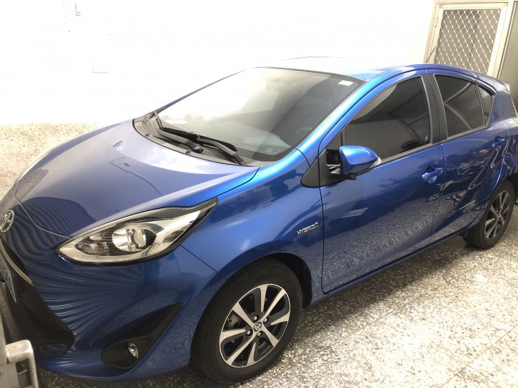 2018年 prius c 極光藍